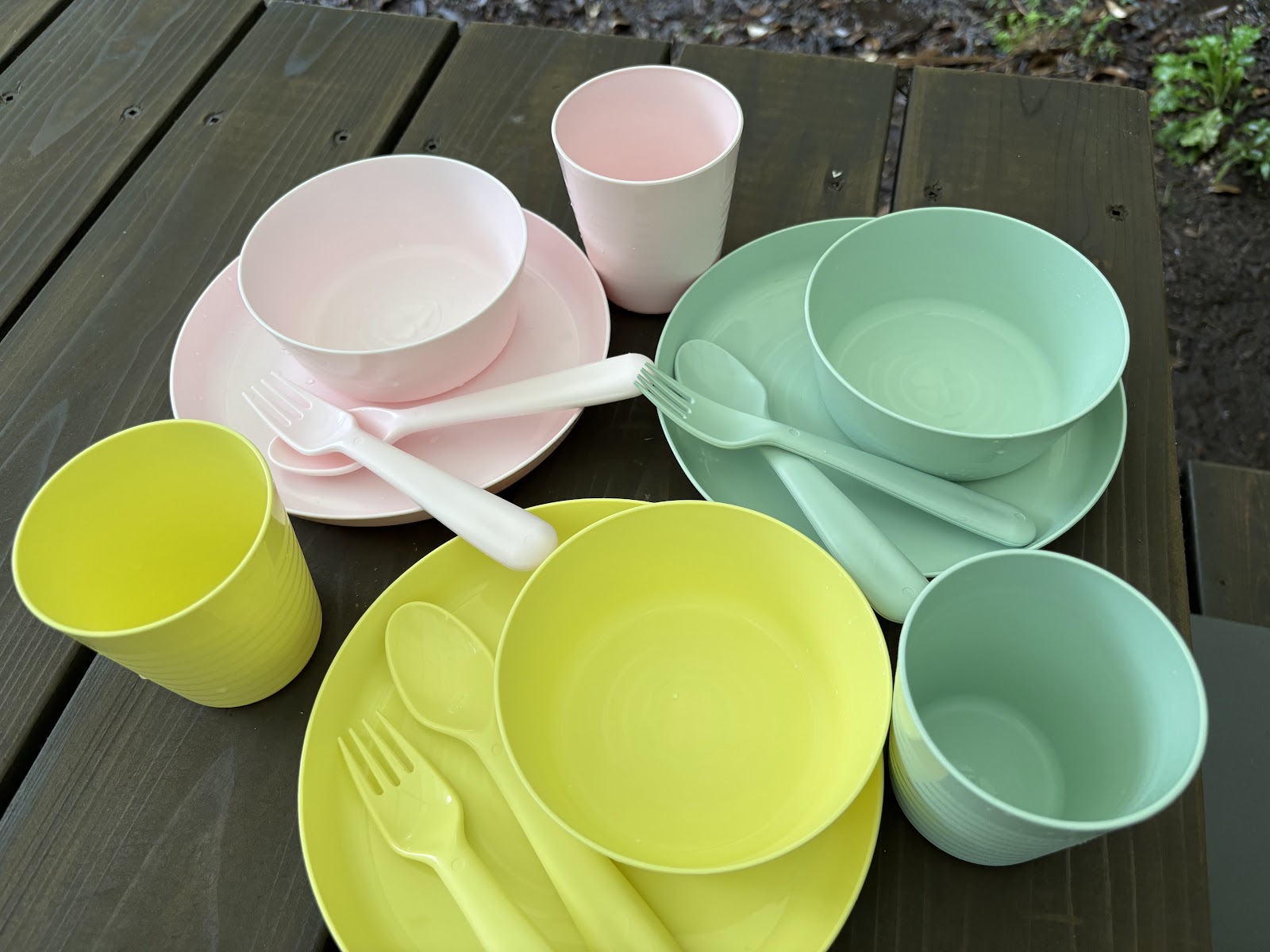 お子様用の食器とカトラリー